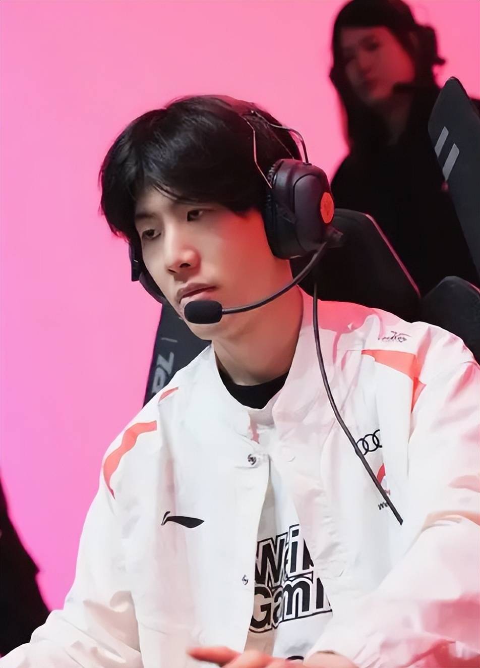 它结合了桌 它结合了桌