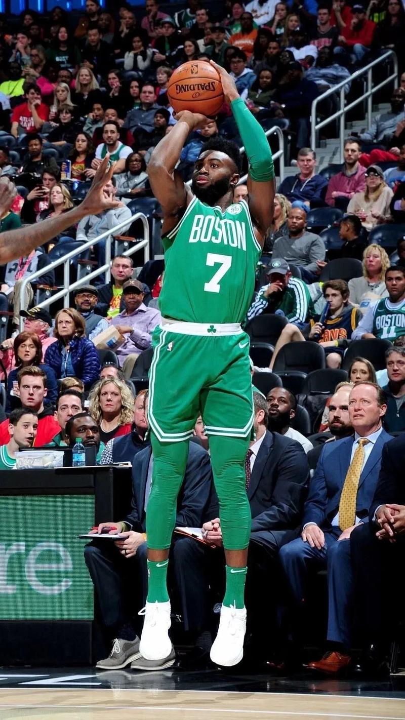 亚马尔本赛季西甲禁区外打进3球，成20-21赛季梅西后巴萨首人.